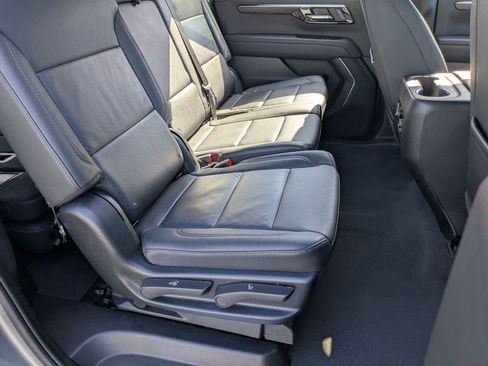 Used 2025 Chevrolet Suburban Z71 image 28