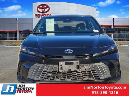 Used 2025 Toyota Camry SE image 2