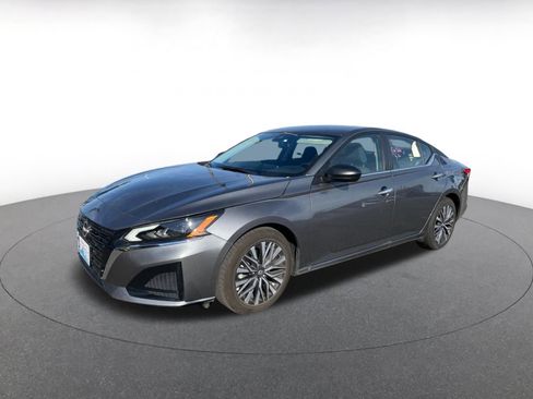 Used 2025 Nissan Altima 2.5 SV FWD image 3