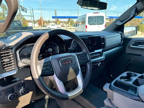 Used 2025 GMC Sierra 1500 SLE image 10