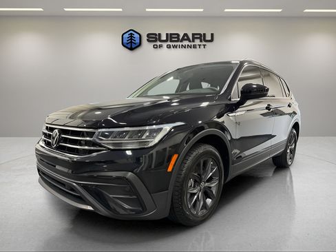 Used 2022 Volkswagen Tiguan SE w/ Panoramic Sunroof Package FWD image 1