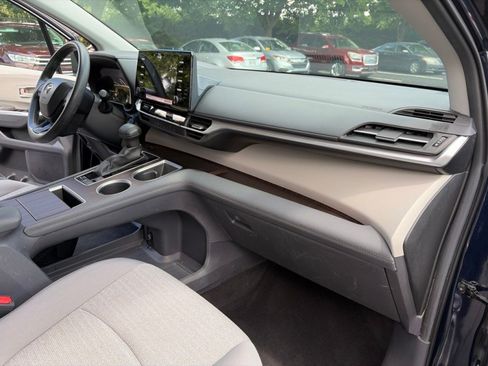 Used 2024 Toyota Sienna LE AWD/4WD image 24