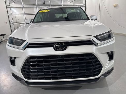 Used 2024 Toyota Grand Highlander AWD image 2
