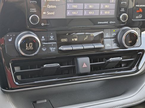 Used 2022 Toyota Highlander XLE AWD/4WD image 25