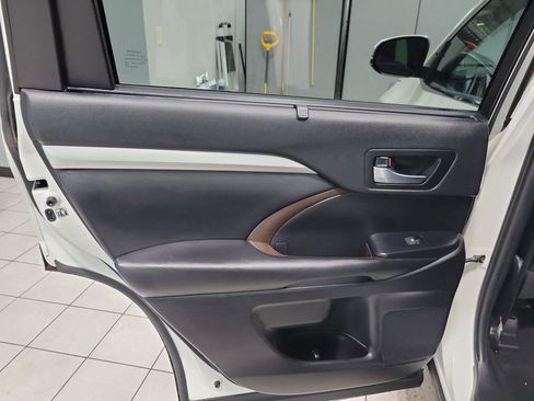Used 2019 Toyota Highlander XLE image 25