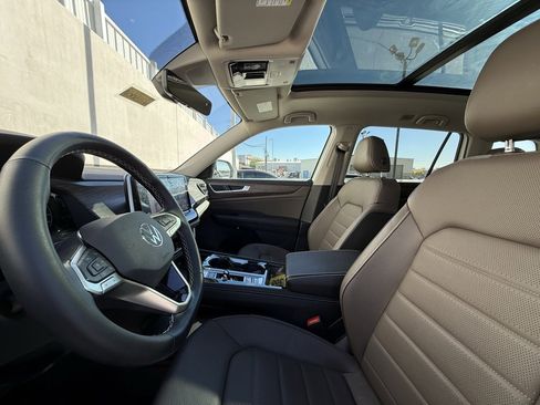 Certified 2025 Volkswagen Atlas SEL image 5