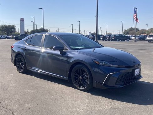 New 2026 Toyota Camry Hybrid image 3