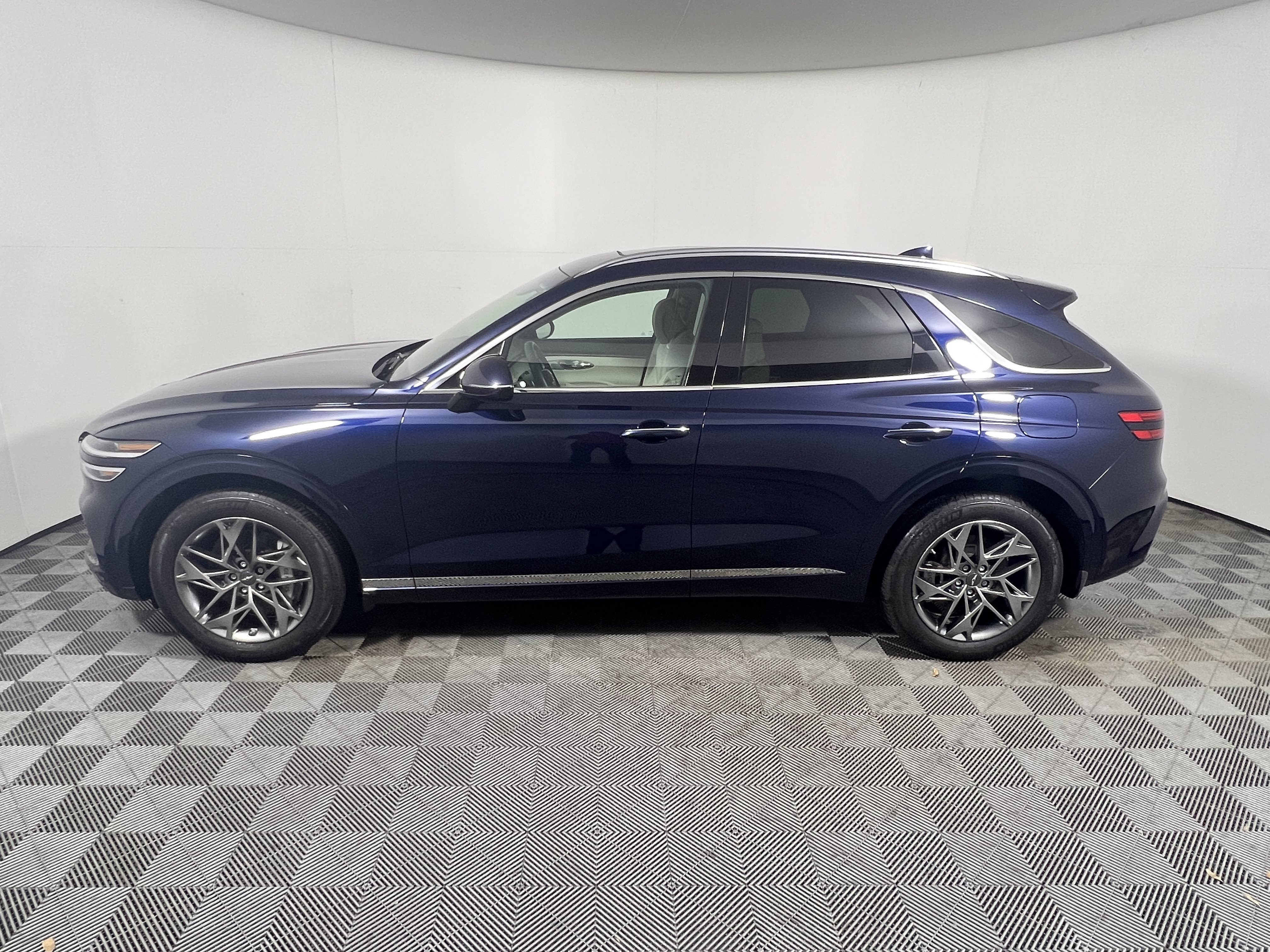Used 2024 Genesis GV70 2.5T w/ Select Package AWD/4WD image 2