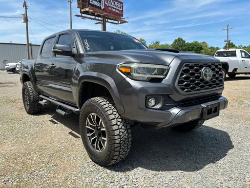 Used 2020 Toyota Tacoma TRD Sport w/ Technology Package RWD image 5