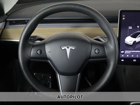 Used 2023 Tesla Model 3 Standard Range image 3