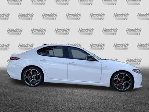 Used 2022 Alfa Romeo Giulia Veloce RWD image 11