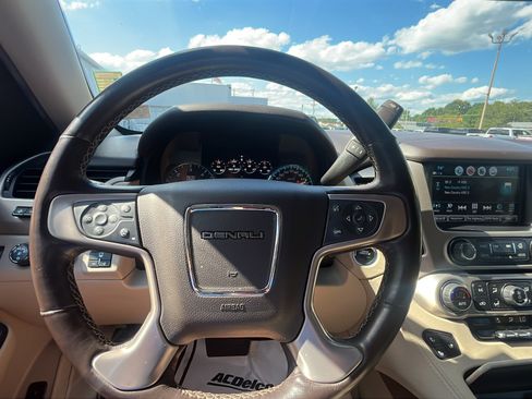 Used 2020 GMC Yukon Denali w/ Denali Premium Package AWD/4WD image 12