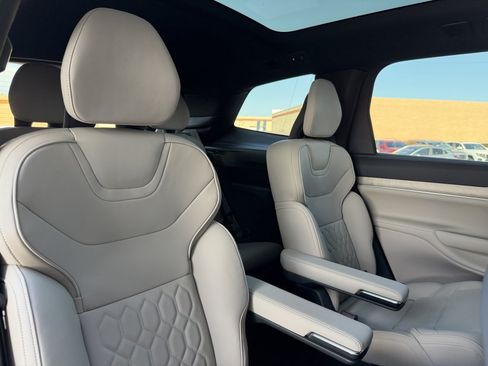 Used 2025 Volvo EX90 Ultra AWD/4WD image 40