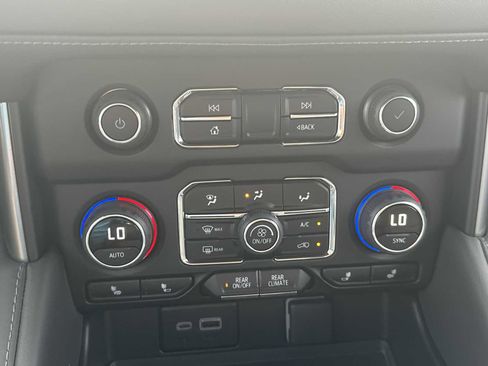 Used 2024 Chevrolet Suburban Z71 w/ Luxury Package image 18