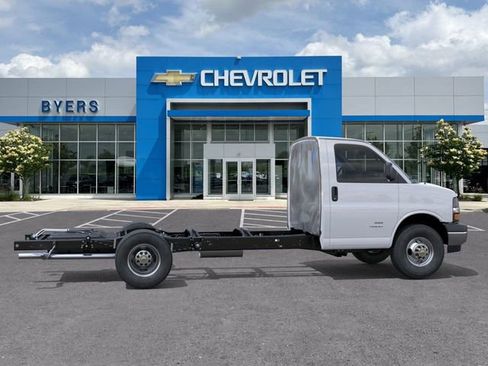 New 2025 Chevrolet Express 4500 w/ Power Convenience Package image 6