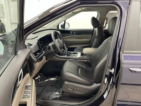 Used 2025 Kia Carnival image 7