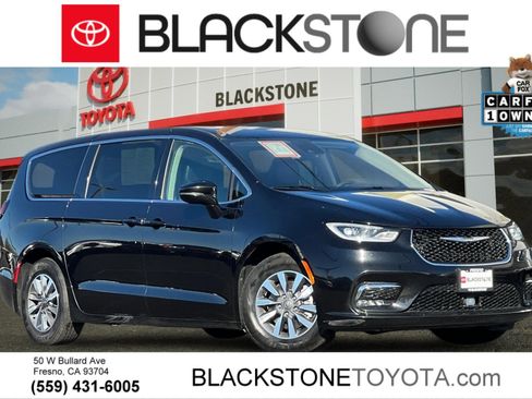 Used 2024 Chrysler Pacifica Select image 1