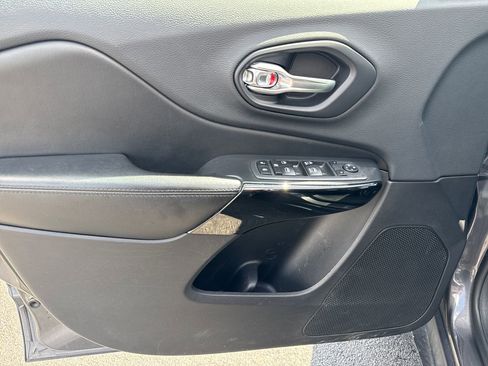 Used 2019 Jeep Cherokee Latitude Plus AWD/4WD image 14