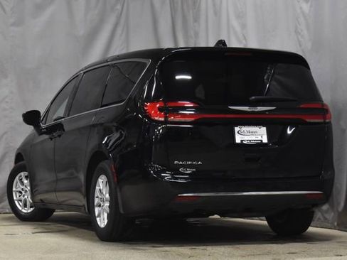 Certified 2025 Chrysler Pacifica Select image 2