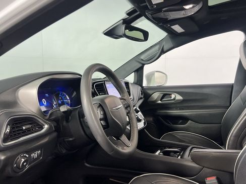 Certified 2022 Chrysler Pacifica Limited w/ Uconnect Theater Family Group image 22