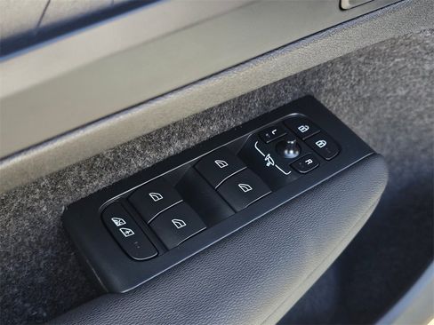 Used 2023 Volvo C40 P8 Recharge Ultimate image 19