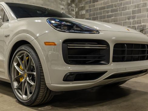 Used 2021 Porsche Cayenne Turbo S image 2