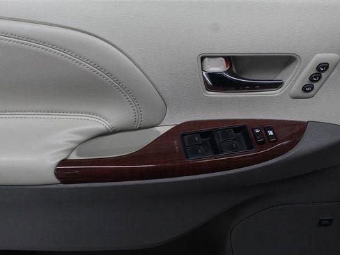 Used 2011 Toyota Sienna Limited w/ Premium Pkg FWD image 15
