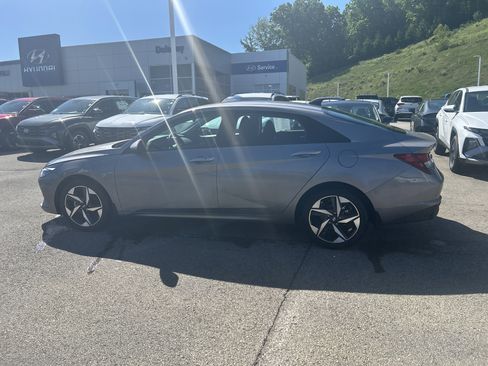 Used 2023 Hyundai Elantra SEL w/ Convenience Package FWD image 8