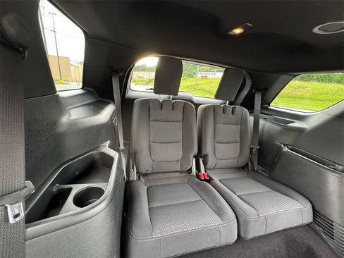 Used 2019 Ford Explorer XLT image 30