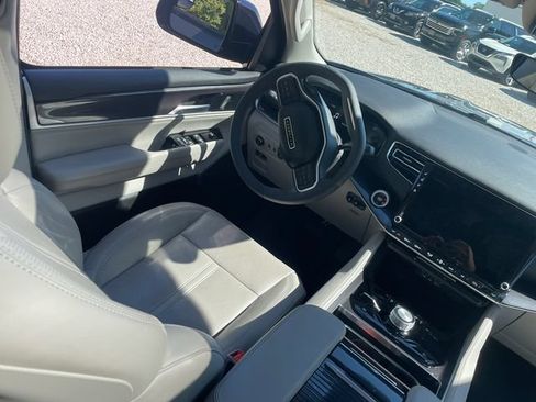 Used 2023 Jeep Wagoneer 4WD w/ Premium Group I image 23