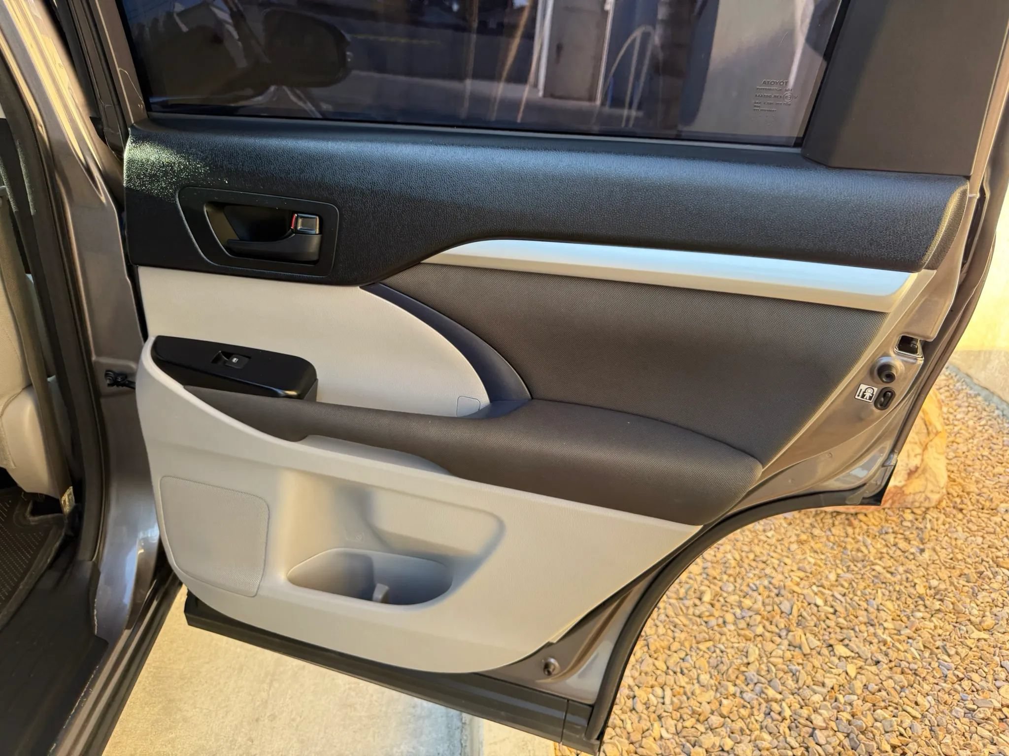 Used 2018 Toyota Highlander LE w/ Carpet Mat Package (TMS) AWD/4WD image 13