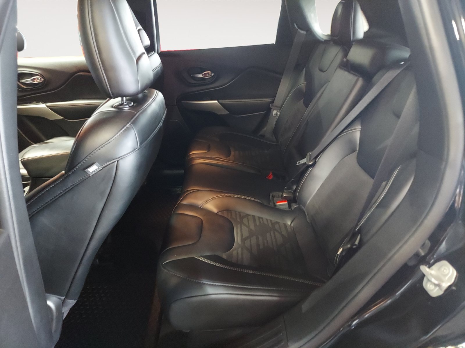 Used 2022 Jeep Cherokee Latitude AWD/4WD image 23