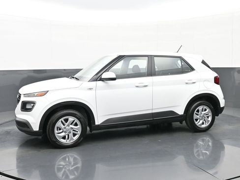 Certified 2025 Hyundai Venue SE image 7