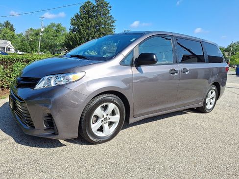 Used 2019 Toyota Sienna L image 3