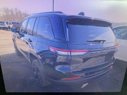 Used 2023 Jeep Grand Cherokee Altitude image 5