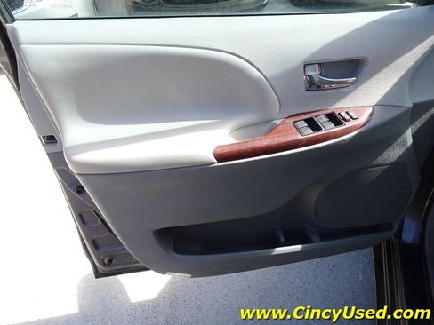 Used 2014 Toyota Sienna XLE FWD image 11
