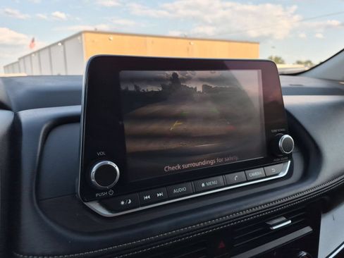 Used 2024 Nissan Rogue SV FWD image 17