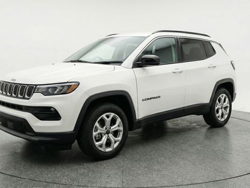Used 2025 Jeep Compass Latitude AWD/4WD image 3