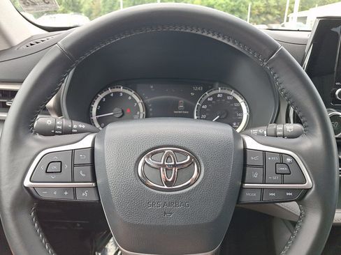 Used 2023 Toyota Highlander LE AWD/4WD image 9