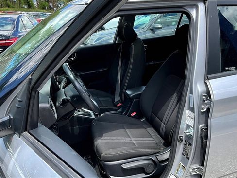 Used 2025 Hyundai Venue SEL FWD image 24