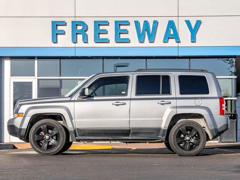 Used 2016 Jeep Patriot Latitude image 2