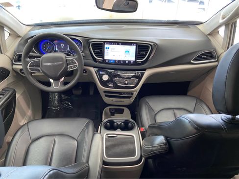 Used 2024 Chrysler Pacifica Touring-L FWD image 21