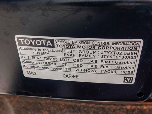 Used 2018 Toyota RAV4 LE FWD image 27