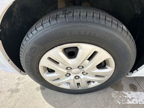 Used 2019 Dodge Grand Caravan SE w/ UConnect Hands-Free Group image 27