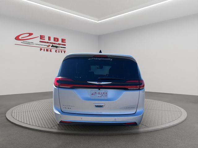 Used 2026 Chrysler Pacifica Limited FWD image 9