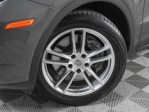 Used 2023 Porsche Cayenne AWD/4WD image 31