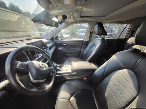 Used 2021 Toyota Highlander XLE FWD image 10