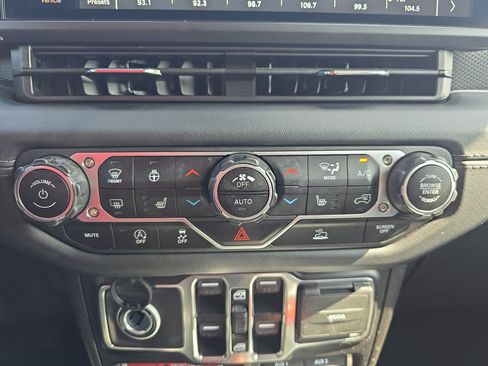 Used 2024 Jeep Wrangler Unlimited Rubicon w/ Convenience Group AWD/4WD image 20