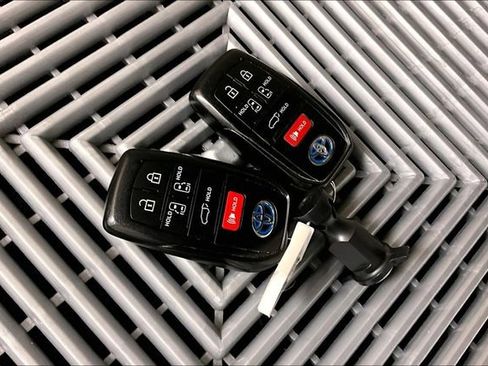 Used 2022 Toyota Sienna Limited image 11