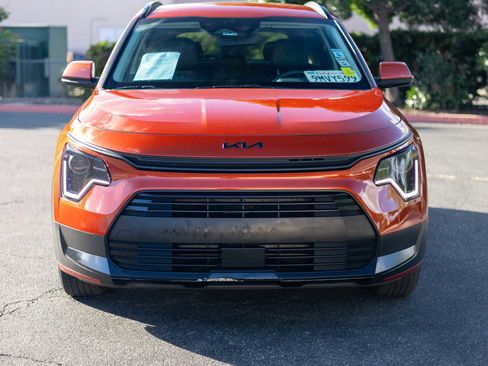 Used 2023 Kia Niro EX image 2